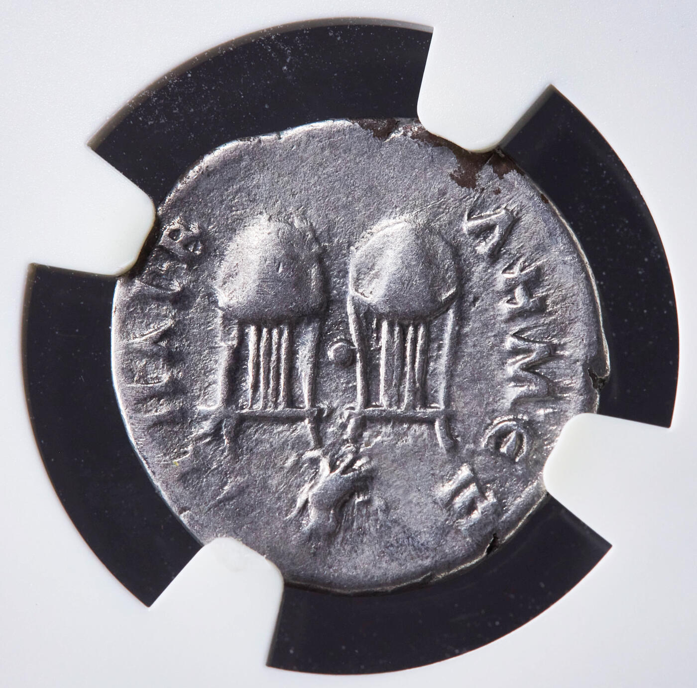 【俄甄集藏】马年新春第一拍 2026年(048)02-25星期三 晚 19:30 全场包邮 古罗马帝国吕基亚联盟公元98年-99年图拉真1德拉克马猫头鹰里拉琴银币，NGC VF(Str 4/5, Sur 3/5)，图拉真即位初期发行，正面奥古斯都桂冠面右像，背面双里拉琴上方站立一只小猫头鹰，直径：18mm，重：3.12克