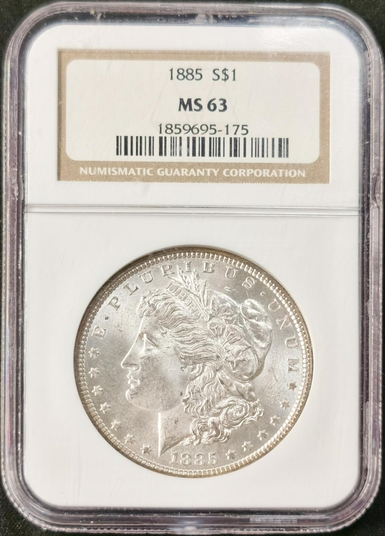 “福币呈祥”新年甄品场（直播拍卖）甄臻铺-世界币章拍卖（第50期），送拍享返佣金等优惠多多 NGC-MS63 美国1885年摩根一元银币，老盒子严评加小版再评，较少见