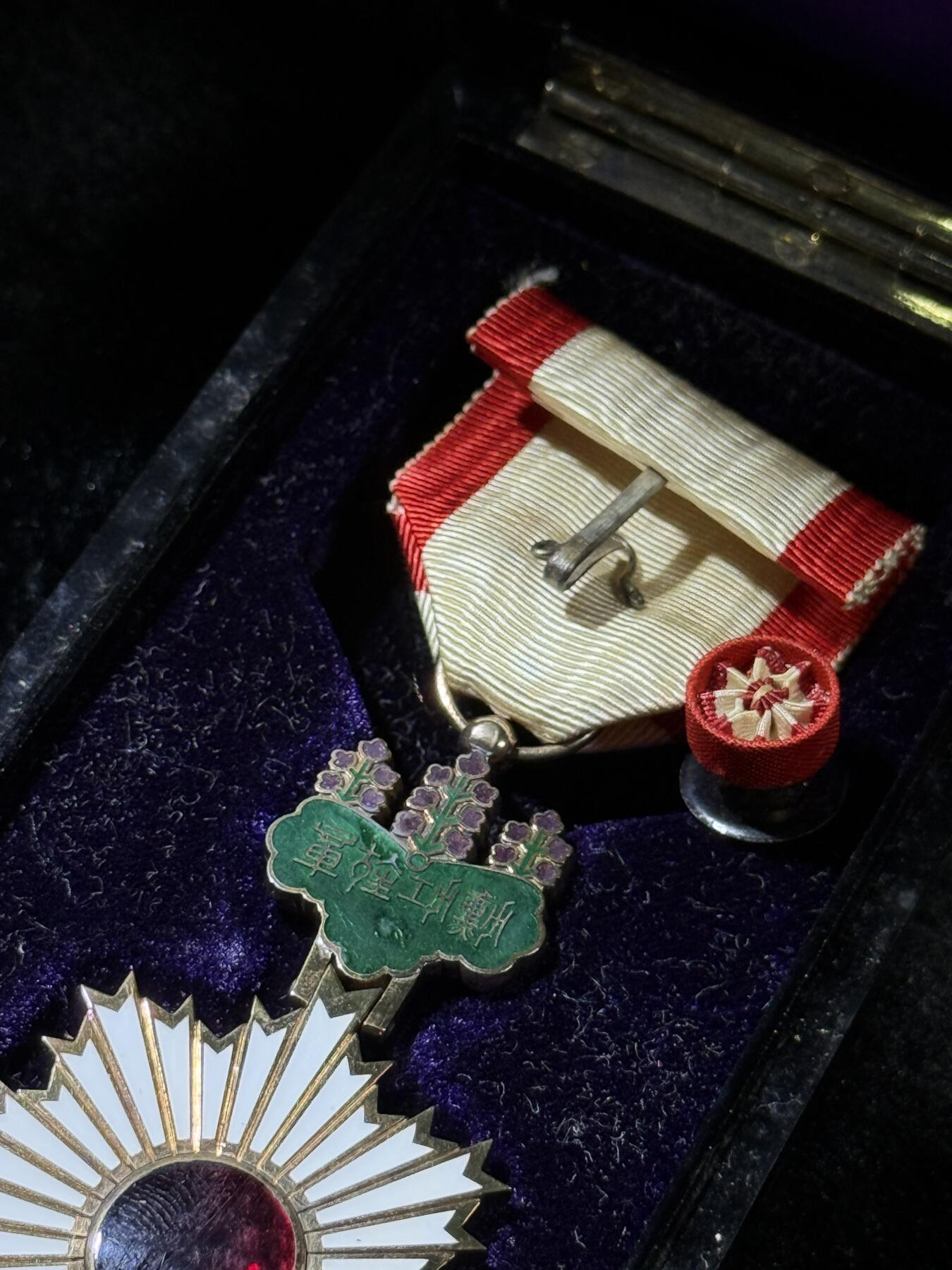 欢庆春节！戎马世界章牌大赏第111期春节大拍 勋四等旭日章，金字盒