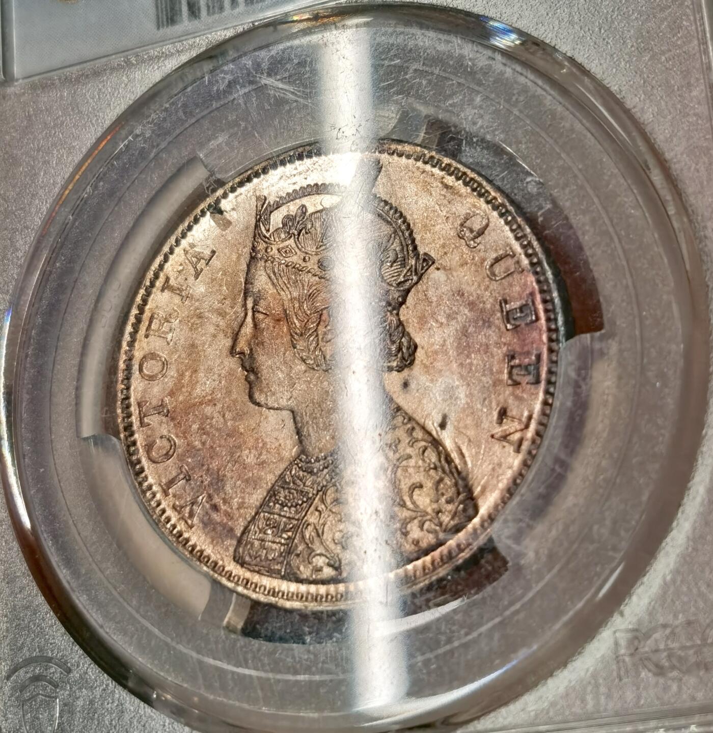 “福币呈祥”新年甄品场（直播拍卖）甄臻铺-世界币章拍卖（第50期），送拍享返佣金等优惠多多 PCGS MS62 1862年英属印度一卢比银币 金虹包浆 背面带一抹孔雀绿彩