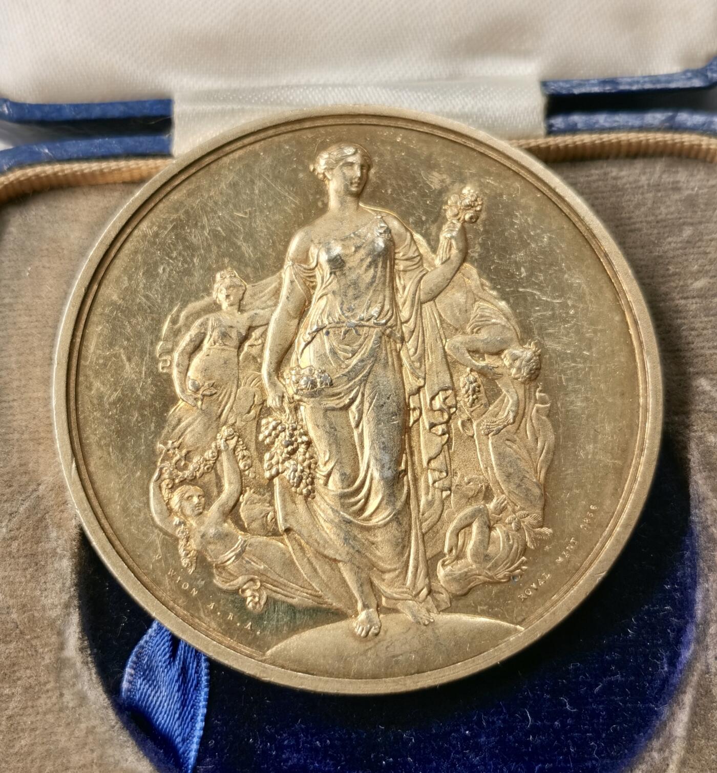 “福币呈祥”新年甄品场（直播拍卖）甄臻铺-世界币章拍卖（第50期），送拍享返佣金等优惠多多 1904年英国皇家园艺学会颁发的获奖镀金银章，直径55毫米，重70.3克，带原盒，英国皇家造币厂首席雕刻师威廉·怀恩（William Wyon）作品，模具刻制于1836年。