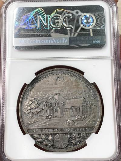 万国钱币拍卖第061期（马年首拍） NGC MS63 1911年德国黑森-卡塞尔全新射击俱乐部落成庆典纪念大银章 卡塞尔市长穆勒身着燕尾服侧相 背面为射击场馆景观 40MM 20.7G 极美德式酱彩MATTE磨砂工艺 罕见品种NGC唯一冠军分 麦稀奇首拍