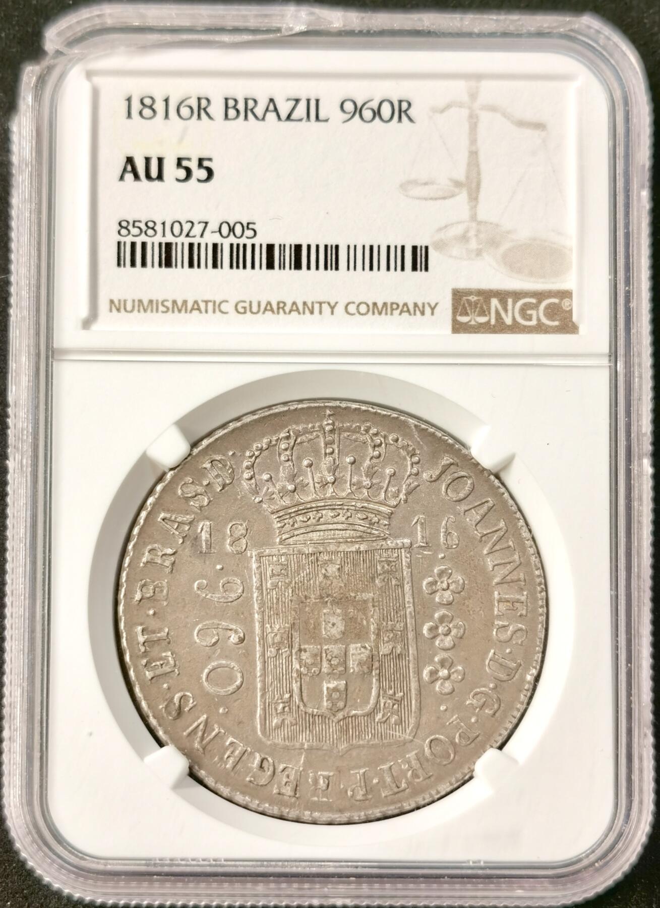 “福币呈祥”新年甄品场（直播拍卖）甄臻铺-世界币章拍卖（第50期），送拍享返佣金等优惠多多 NGC-AU55 1816年葡属巴西960瑞尔大银币 南美大银 底板双柱痕迹依稀可见 状态很不错 盒子小磕不影响气密性