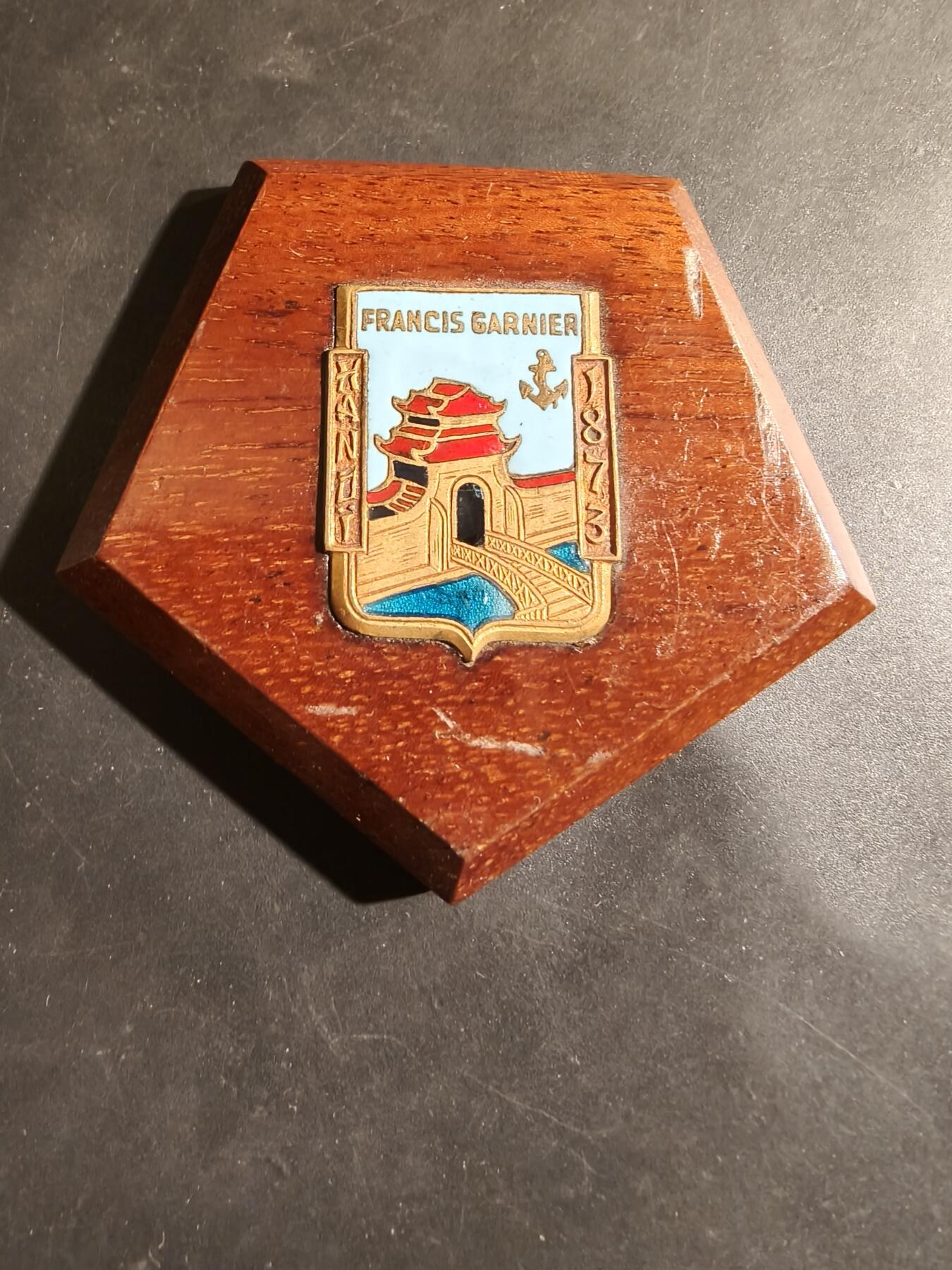 老王徽章第182期 法国海军军官和探险家弗朗西斯·加尼尔牌匾    长度72mm     加尼尔是19世纪东南亚湄公河考察团的领导人之一。  他于1873年12月21日在越南河内（Hanoi）附近的一次战斗中阵亡。