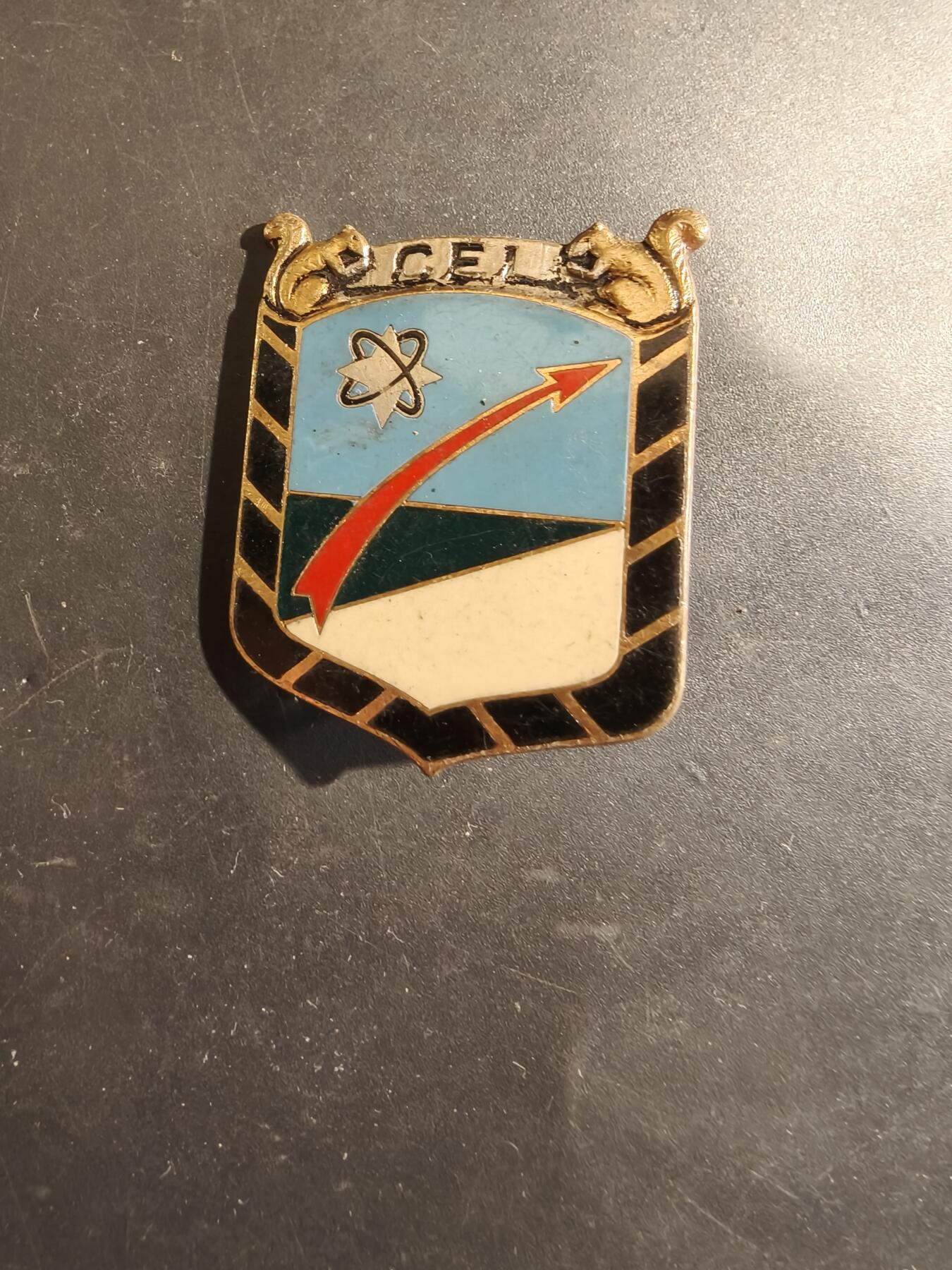 老王徽章第182期 法国兰德斯试验中心证章    该中心是法国重要的火箭发射和导弹测试设施。 