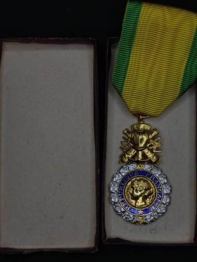 凯旋世界勋赏（第22期新年大拍）（欢迎送拍）（对拍品有疑问请询问客服，不接受到手刀，出价默认拍品品相。请认真阅读拍卖规则！出价默认已认可！）（收到货请录制开箱视频，无视频概不处理问题。） - 五共军事奖章 银质