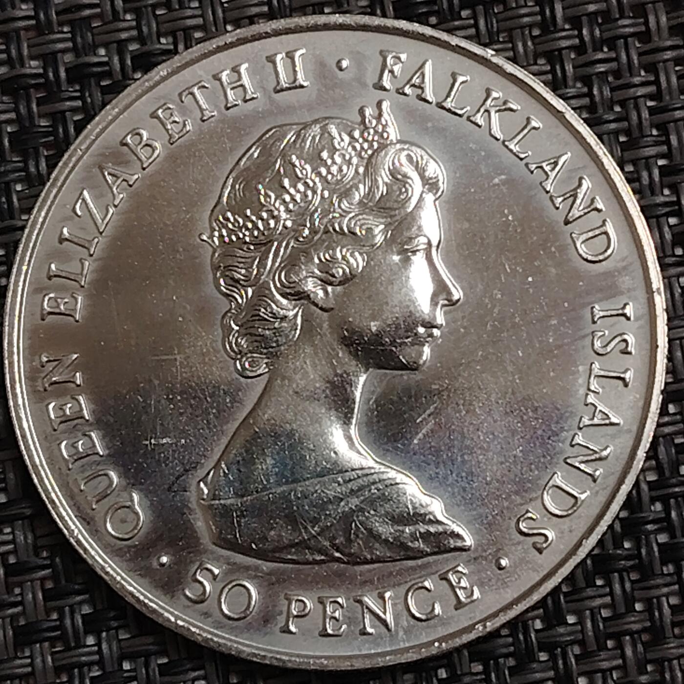布加迪🐬～世界钱币(上海)🌾第 274 期 /  各国套币和散币 福克兰群岛🇫🇰 1980年 50便士 女王母亲80岁生日纪念