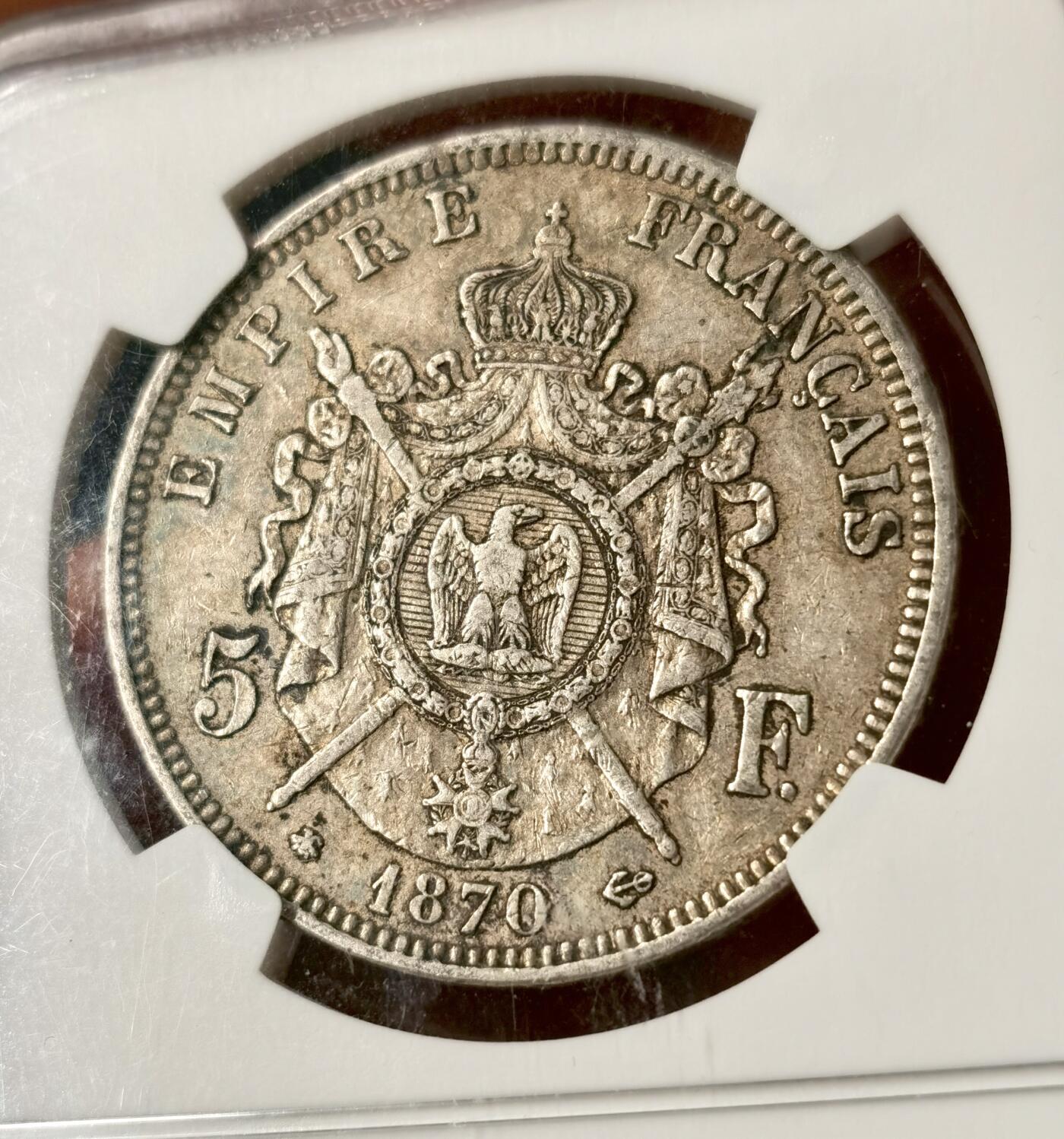 “福币呈祥”新年甄品场（直播拍卖）甄臻铺-世界币章拍卖（第50期），送拍享返佣金等优惠多多 NGC-AU55 1870年法国拿破仑三世5法郎大银币 欧陆灰包浆 盒子下沿有小磕 不影响密封