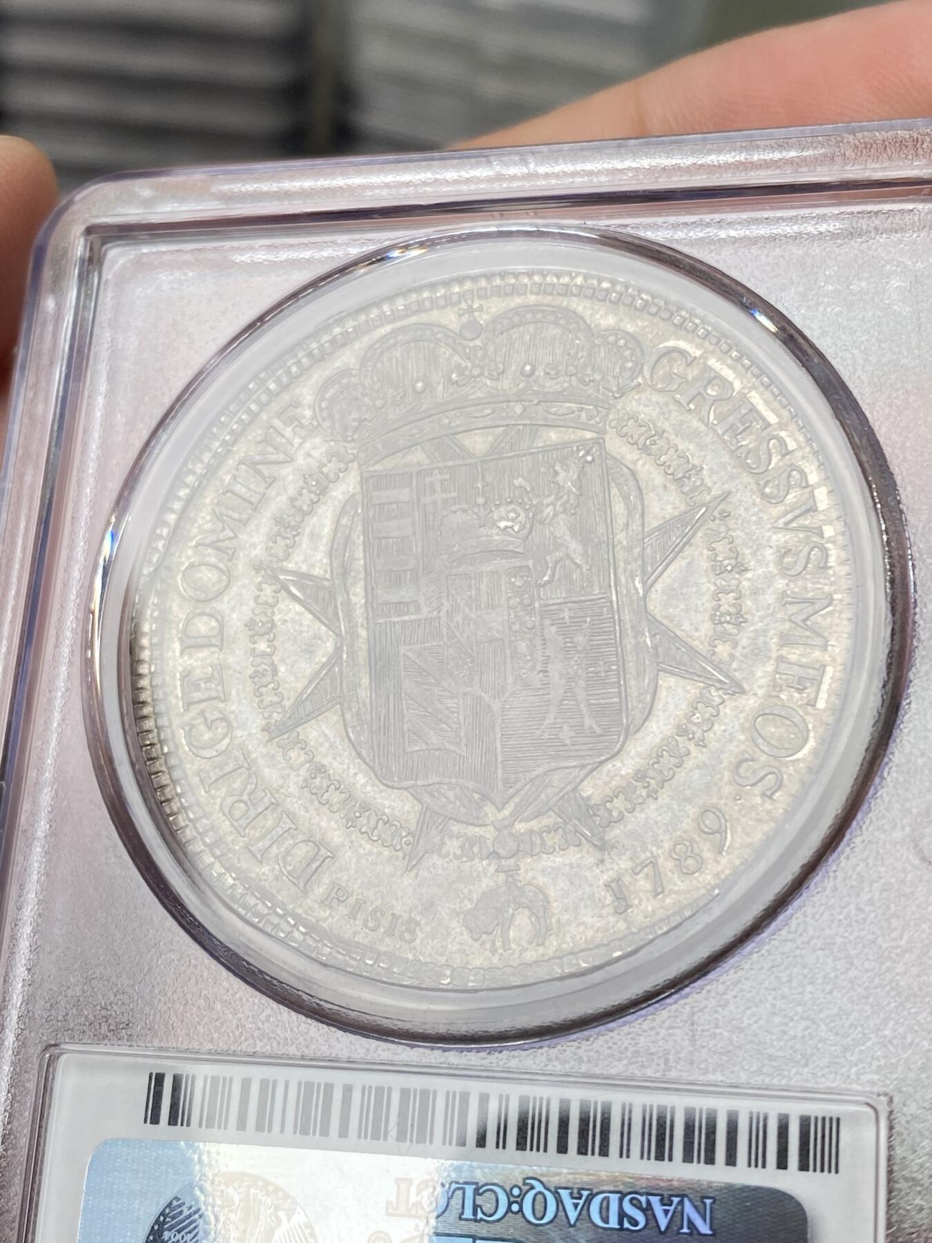 万国钱币拍卖第061期（马年首拍） PCGS MS64+ 1789年意大利托斯卡纳大公国利奥波德弗朗切斯科大银 正面为日后的神圣罗马帝国皇帝利奥波德二世身穿戎装佩戴金羊毛骑士团徽章 下方是一头灵动的独角兽 背面为繁复精美的奥地利托斯卡纳混合盾徽 极其原味的欧陆纸袋倒影包浆 丝绸转光地板 PCGS老评水晶盒唯一冠军分顶级收藏品质