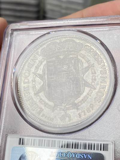 万国钱币拍卖第061期（马年首拍） PCGS MS64+ 1789年意大利托斯卡纳大公国利奥波德弗朗切斯科大银 正面为日后的神圣罗马帝国皇帝利奥波德二世身穿戎装佩戴金羊毛骑士团徽章 下方是一头灵动的独角兽 背面为繁复精美的奥地利托斯卡纳混合盾徽 极其原味的欧陆纸袋倒影包浆 丝绸转光地板 PCGS老评水晶盒唯一冠军分顶级收藏品质