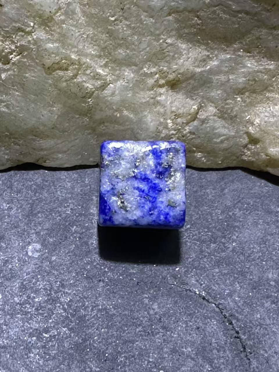 精美阿富汗老矿青金石通货六面方形随形珠一颗，