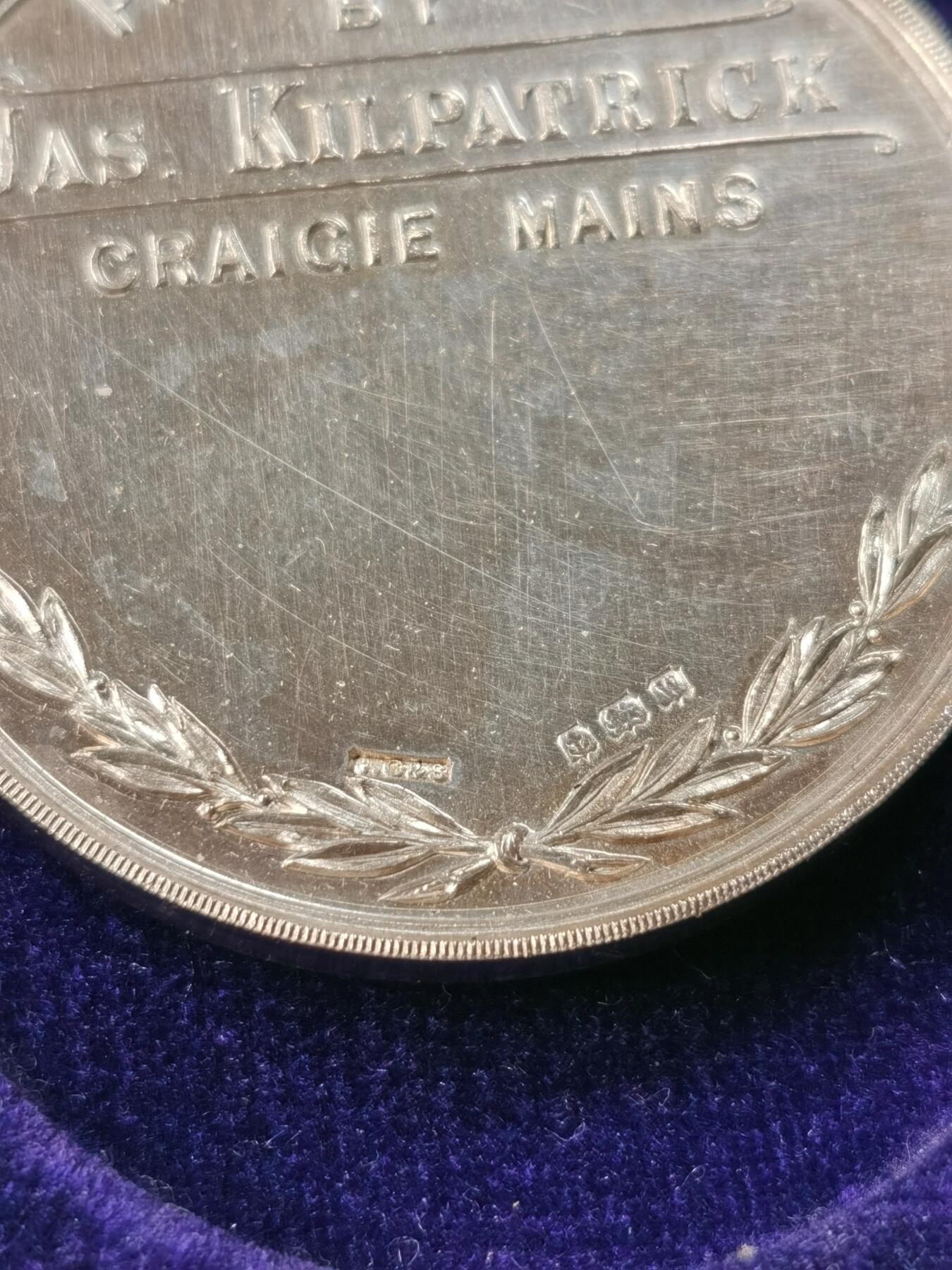 “福币呈祥”新年甄品场（直播拍卖）甄臻铺-世界币章拍卖（第50期），送拍享返佣金等优惠多多 1947年英国获奖银章，重43.2克，直径47毫米，带英国官方银标，原盒保存。