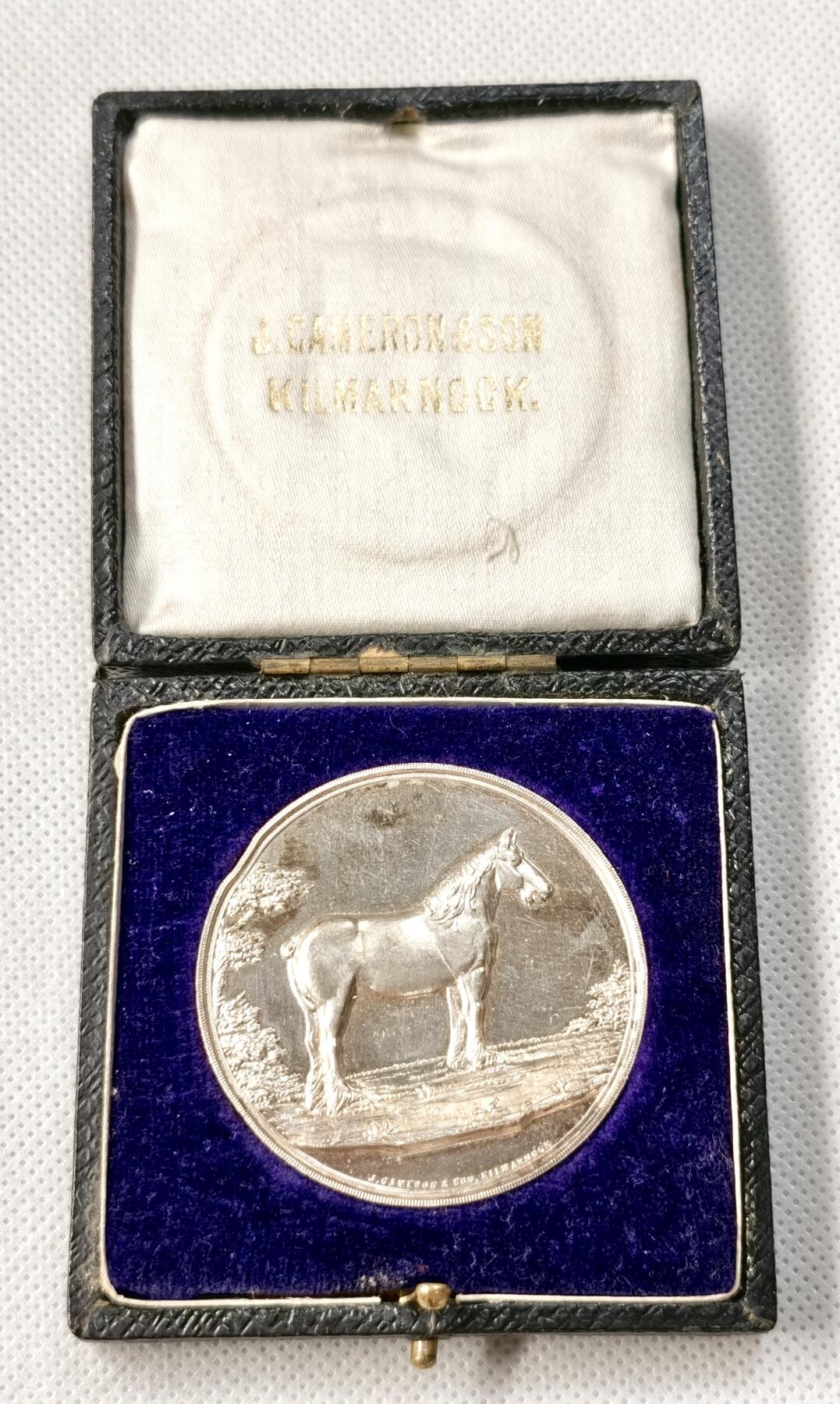 “福币呈祥”新年甄品场（直播拍卖）甄臻铺-世界币章拍卖（第50期），送拍享返佣金等优惠多多 1947年英国获奖银章，重43.2克，直径47毫米，带英国官方银标，原盒保存。