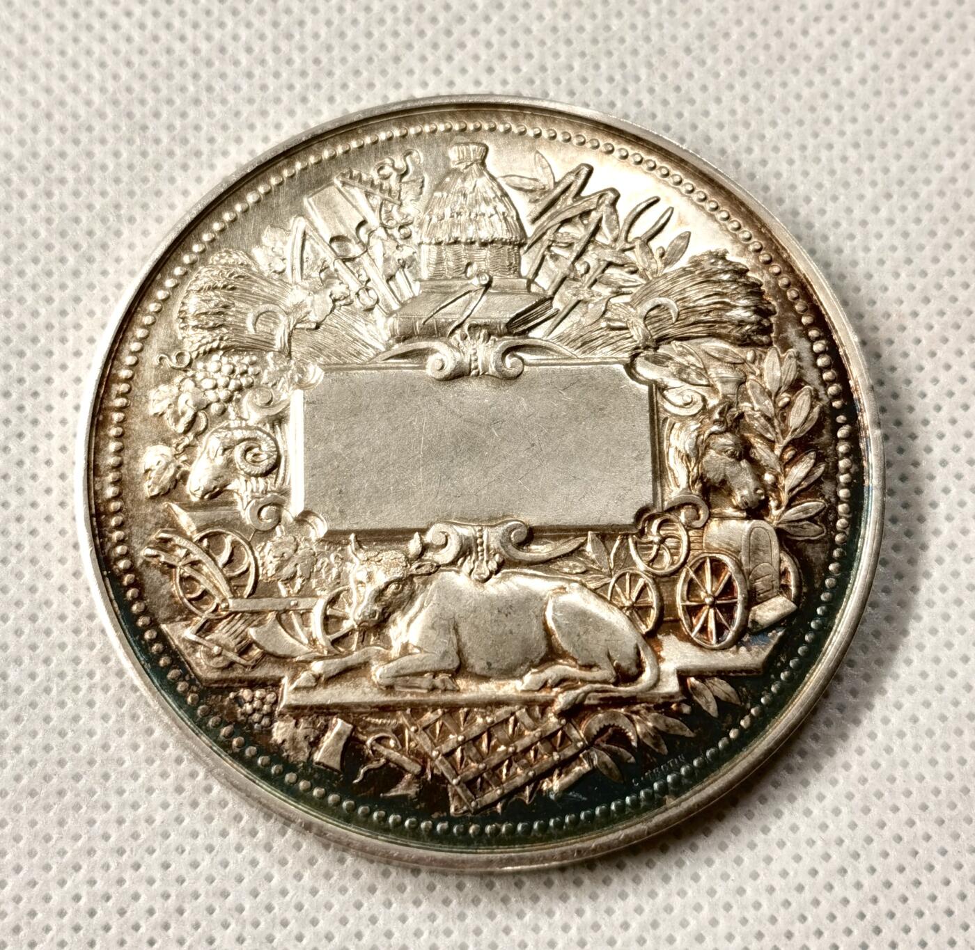 “福币呈祥”新年甄品场（直播拍卖）甄臻铺-世界币章拍卖（第50期），送拍享返佣金等优惠多多 法国农业协会银章，直径55毫米，重77克，丰饶角+ARGENT边铭，品相完好。