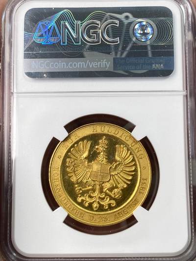 万国钱币拍卖第061期（马年首拍） NGC MS63 1851年德国霍亨索伦王室向普鲁士效忠纪念金章 1849年霍亨索伦-锡格马林根-黑兴根自愿放弃主权 宣誓效忠普鲁士 1850年三方皇室在霍亨索伦城堡举行领地世袭效忠仪式 威廉四世在仪式上将此章作为皇室赠礼赠送给相关成员 金质仅制作34枚 且其中有22枚作为通用版赠送 12枚作为国王荣誉礼赠 此种等级的金质品种在整个普鲁士章牌中都是翘楚般的存在 世间罕有的馆藏级古典艺术章牌藏品