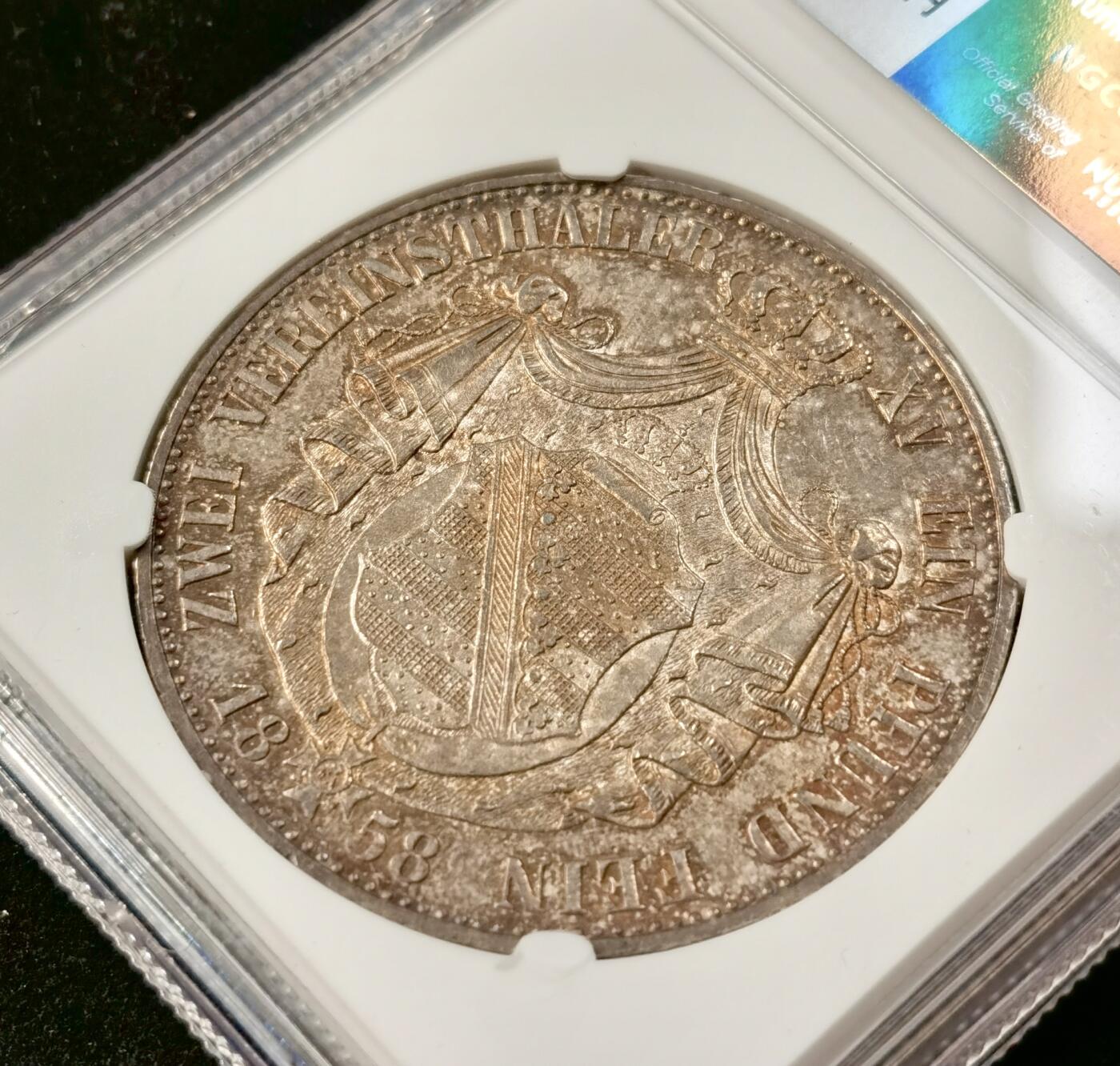 “福币呈祥”新年甄品场（直播拍卖）甄臻铺-世界币章拍卖（第50期），送拍享返佣金等优惠多多 NGC-AU58 1858年萨克森流通盾徽2泰勒 欧洲五彩老包浆 背面状态很好 重彩影响了评分 未流通的状态