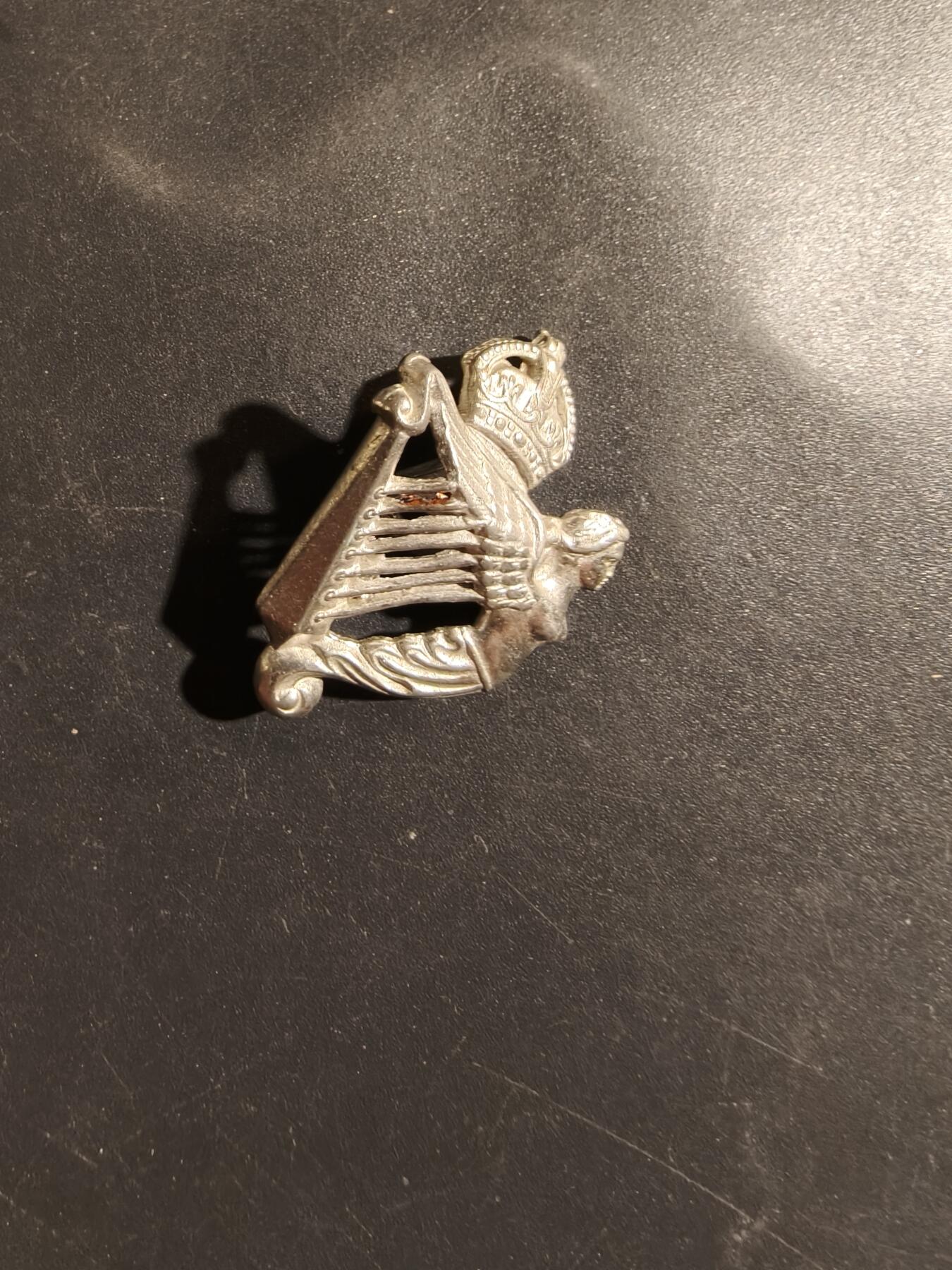 老王徽章第182期 英国陆军第8爱尔兰国王骠骑兵团领章    一战时期