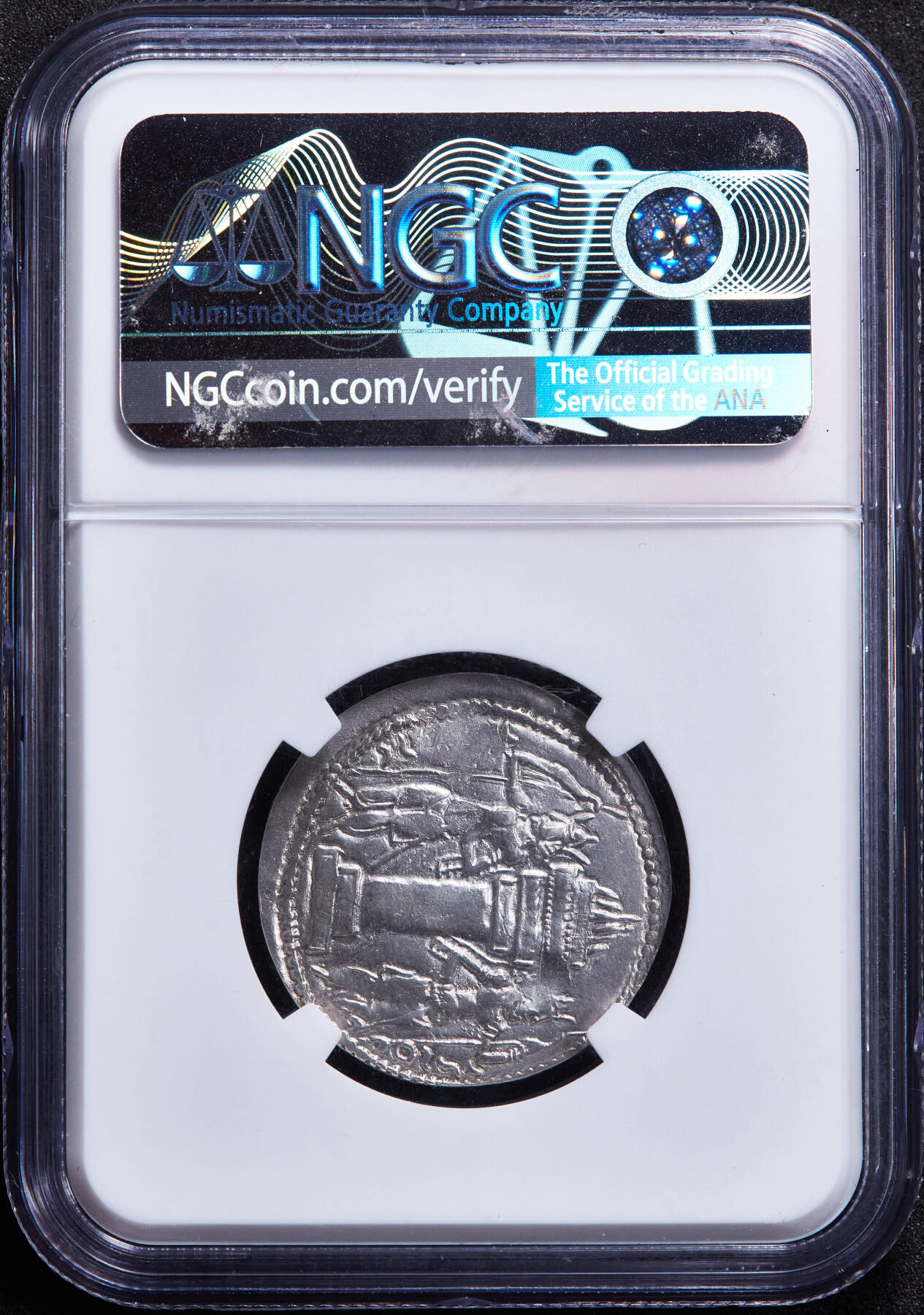 【俄甄集藏】马年新春第一拍 2026年(048)02-25星期三 晚 19:30 全场包邮 波斯萨珊王朝公元240-272年沙普尔一世1德拉克马银币，NGC Ch XF(Str 3/5, Sur 3/5)，泰西封第一造币厂发行，正面沙普尔一世城齿形王冠面右像，铭文为：崇拜玛兹达的君主沙普尔，伊朗众王之王，神之精神起源；背面琐罗亚斯德教火坛，两侧各有一名戴城齿形王冠、手持权杖的王室侍从，火坛左右为巴列维文“沙普尔之火”，托尼·诺扎旧藏，底光犹存