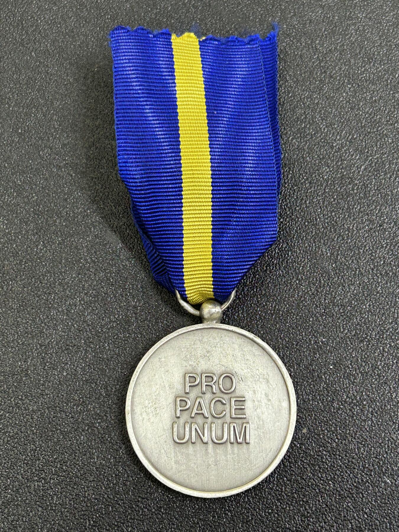 西秦中古拍卖第七十七期 2026马年新春专场 本场拍品年初九发出 西欧联盟服役奖章 通常被称为西欧联盟奖章，是一项国际军事勋章，授予参与或支持在西欧联盟旗帜下开展的行动的军事和文职人员。该奖章是在1994年12月20日举行的西欧联盟理事会会议上设立的，2011年已停止颁发