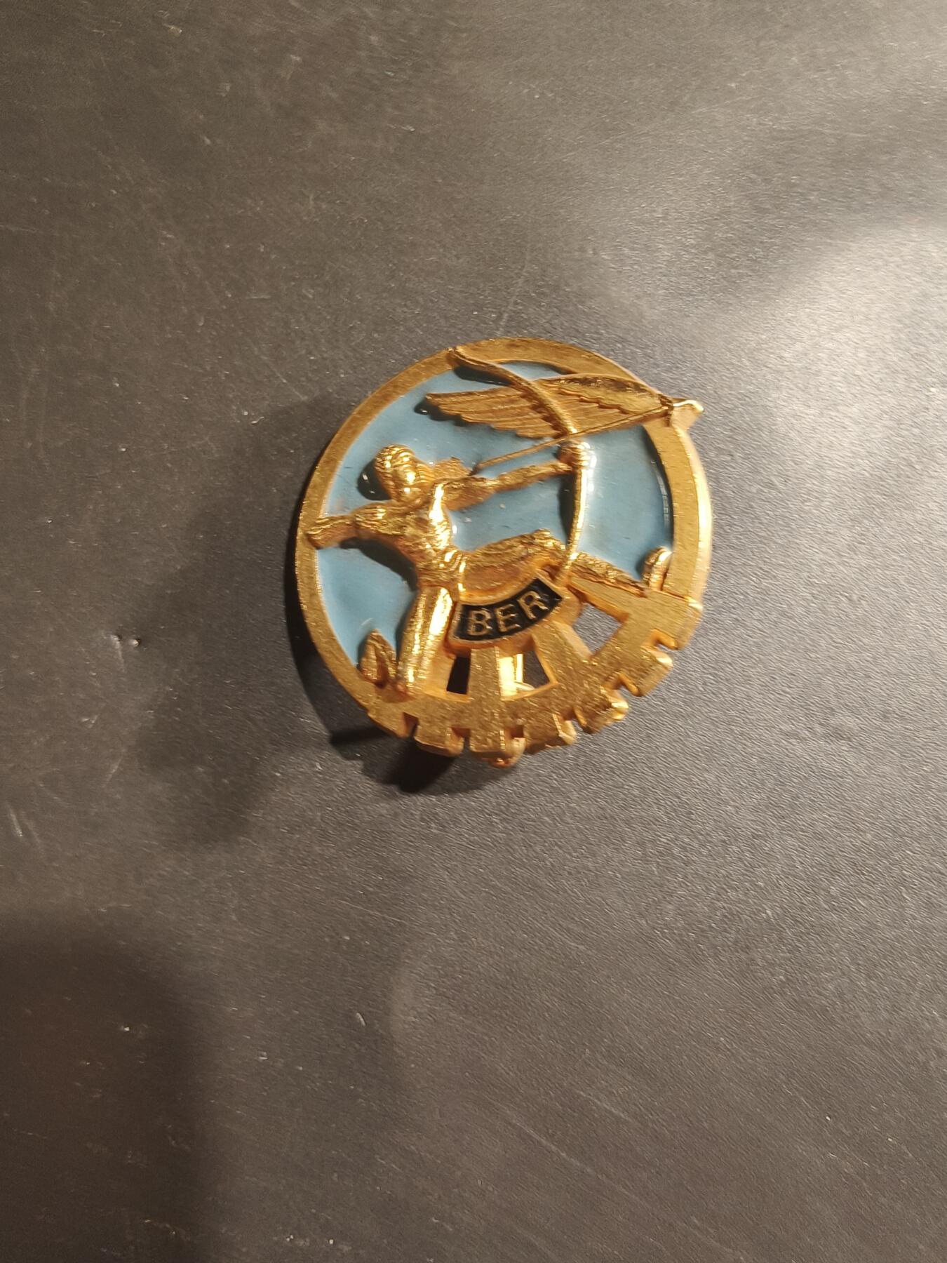 老王徽章第182期 法国空军罗什福尔721基地学校证章     罗什福尔 721 基地（BA 721），目前也被称为空军士官培训学校 (EFSOAA)，是法国空军最大的非委任军官（NCO）培训基地。