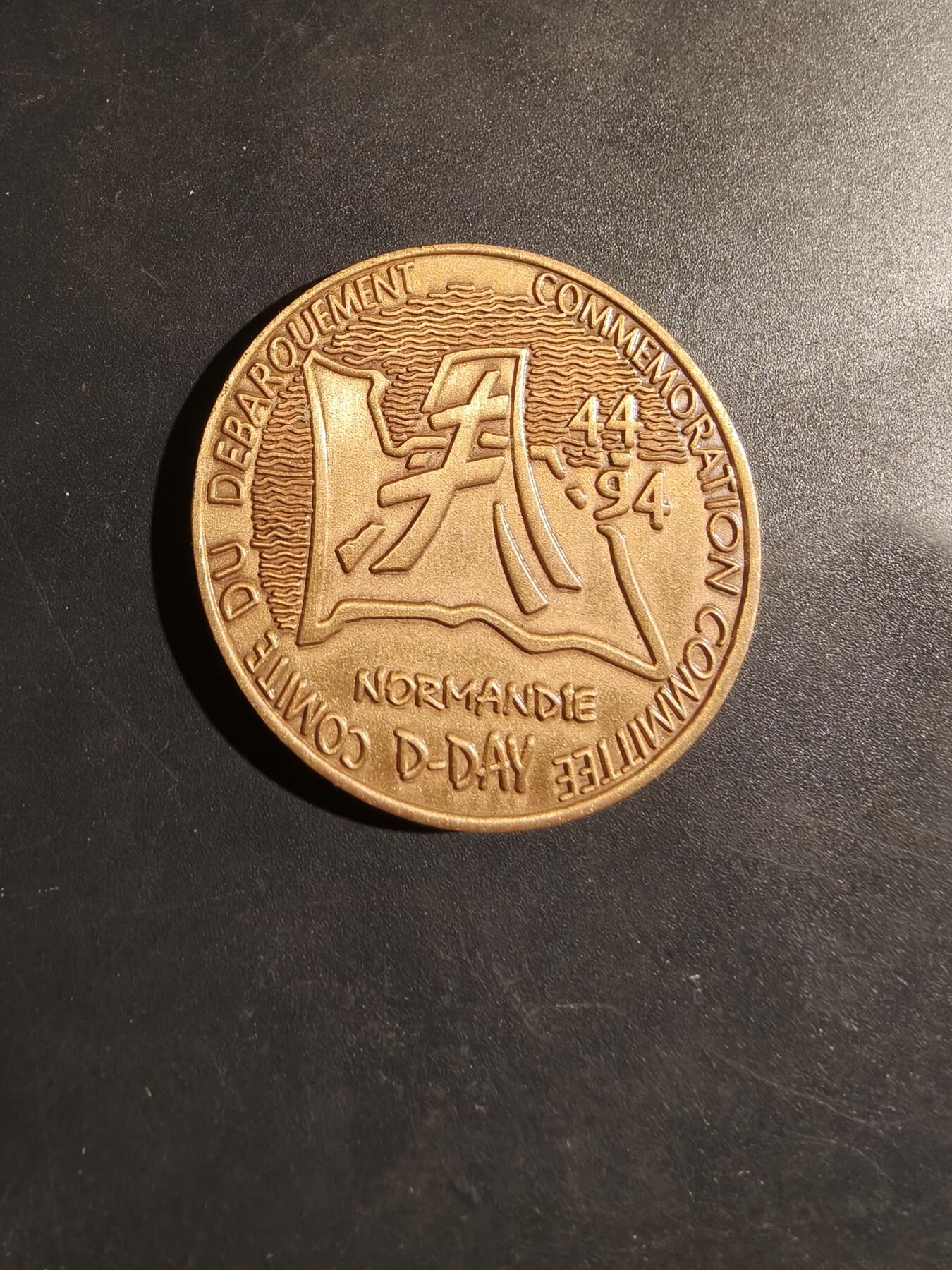 老王徽章第182期 法国诺曼底登陆50周年纪念章    直径41mm   重量22.6g