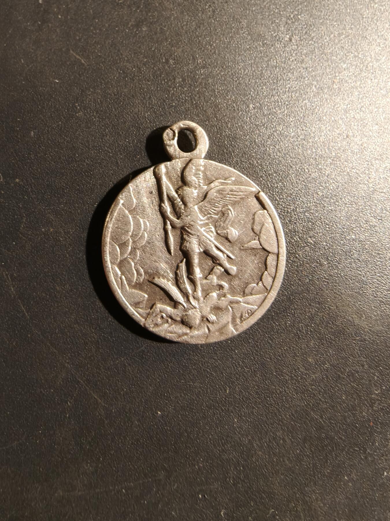 老王徽章第182期 法国天使长米迦勒纪念章    螃蟹银标    3.2g