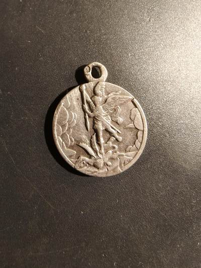 老王徽章第182期 - 法国天使长米迦勒纪念章    螃蟹银标    3.2g