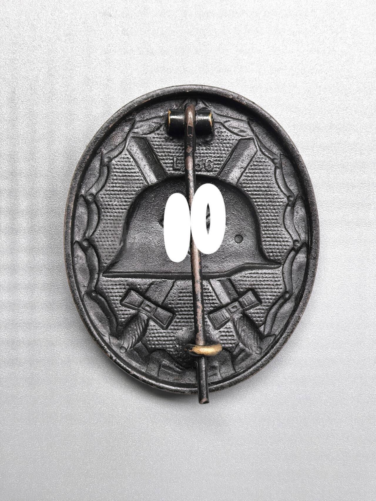 小驴勋章奖章收藏2月22日周日晚六点拍卖（珍爱和平，收藏战争，铭记历史，勿忘国耻，忠党爱国。有偿代拍，送拍规则在简介最后，参拍须阅读规则后再参拍，关系到运费包装发货时效真假辨别等关键信息，拍卖时不再发原图，看大图店主微信码在拍卖店铺介绍里） 双标得三黑色战伤奖章，铁质黑漆，背打L/56厂标，别杆打116标