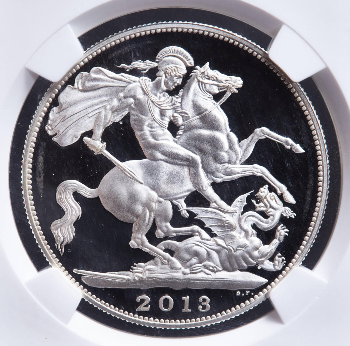 【俄甄集藏】马年新春第一拍 2026年(048)02-25星期三 晚 19:30 全场包邮 英国2013年伊拉莎白二世马剑1克朗精制大银币，NGC PF67UC，重28.28克，925银，发行量7460枚，热门品种