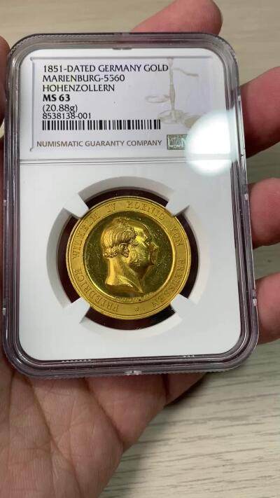 万国钱币拍卖第061期（马年首拍） NGC MS63 1851年德国霍亨索伦王室向普鲁士效忠纪念金章 1849年霍亨索伦-锡格马林根-黑兴根自愿放弃主权 宣誓效忠普鲁士 1850年三方皇室在霍亨索伦城堡举行领地世袭效忠仪式 威廉四世在仪式上将此章作为皇室赠礼赠送给相关成员 金质仅制作34枚 且其中有22枚作为通用版赠送 12枚作为国王荣誉礼赠 此种等级的金质品种在整个普鲁士章牌中都是翘楚般的存在 世间罕有的馆藏级古典艺术章牌藏品