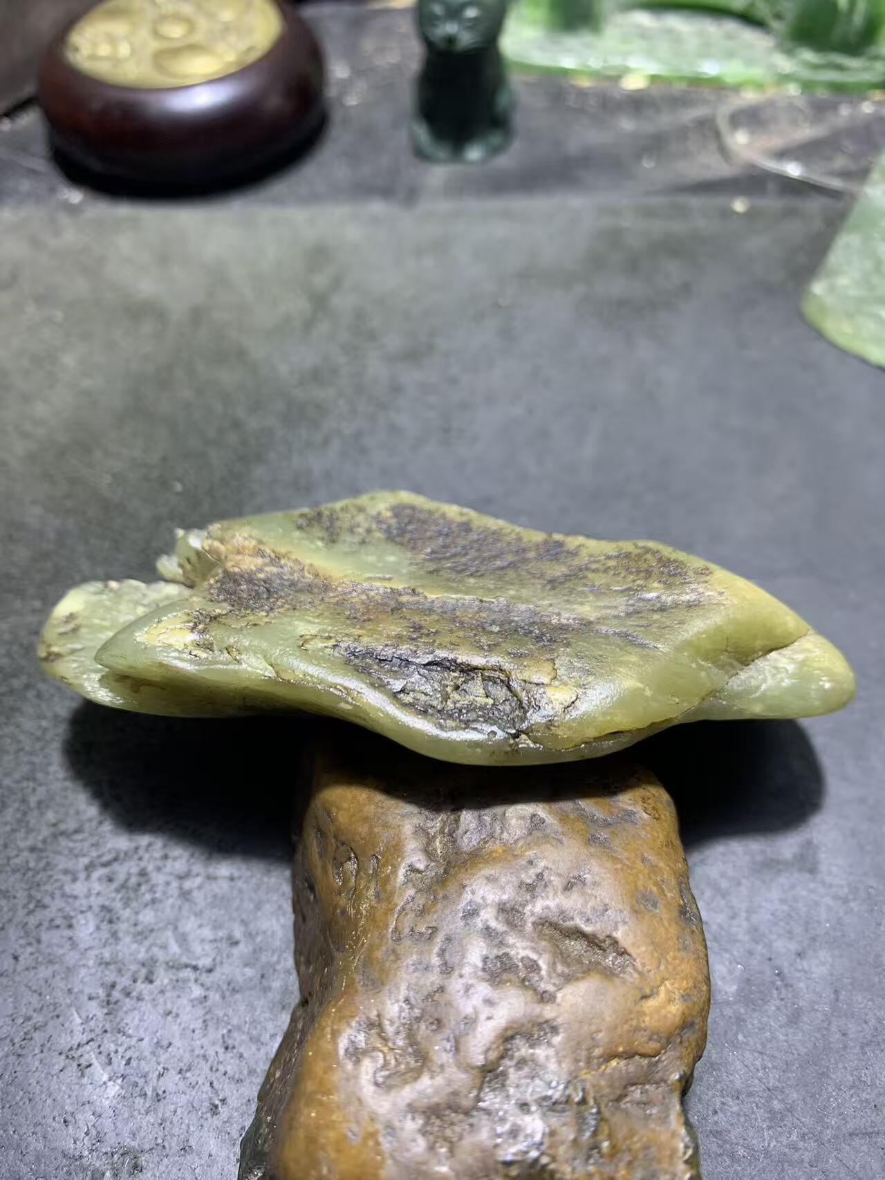 新疆戈壁风化纹和田玉青玉原石一颗，