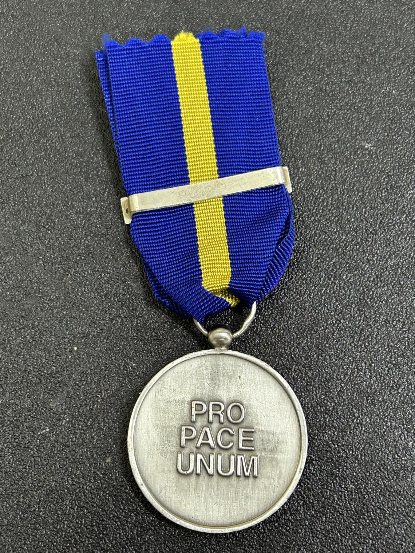 西秦中古拍卖第七十七期 2026马年新春专场 本场拍品年初九发出 西欧联盟服役奖章 前南斯拉夫勋条 通常被称为西欧联盟奖章，是一项国际军事勋章，授予参与或支持在西欧联盟旗帜下开展的行动的军事和文职人员。该奖章是在1994年12月20日举行的西欧联盟理事会会议上设立的，2011年已停止颁发