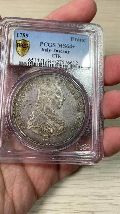 万国钱币拍卖第061期（马年首拍） PCGS MS64+ 1789年意大利托斯卡纳大公国利奥波德弗朗切斯科大银 正面为日后的神圣罗马帝国皇帝利奥波德二世身穿戎装佩戴金羊毛骑士团徽章 下方是一头灵动的独角兽 背面为繁复精美的奥地利托斯卡纳混合盾徽 极其原味的欧陆纸袋倒影包浆 丝绸转光地板 PCGS老评水晶盒唯一冠军分顶级收藏品质