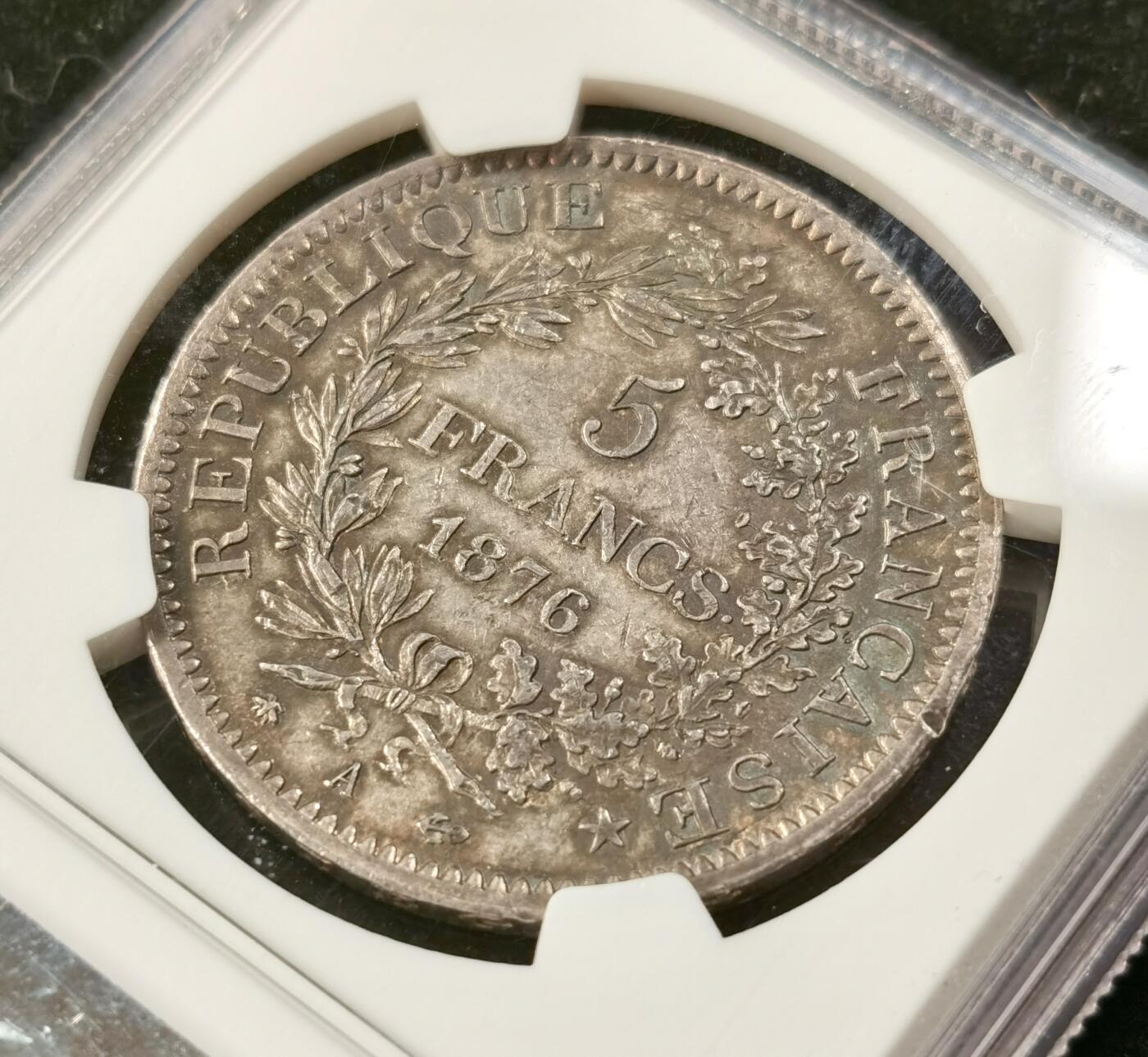 “福币呈祥”新年甄品场（直播拍卖）甄臻铺-世界币章拍卖（第50期），送拍享返佣金等优惠多多 NGC-UNC 1876年法国5法郎大银币 正面转光 背面包浆厚彩 适当养护可搏分