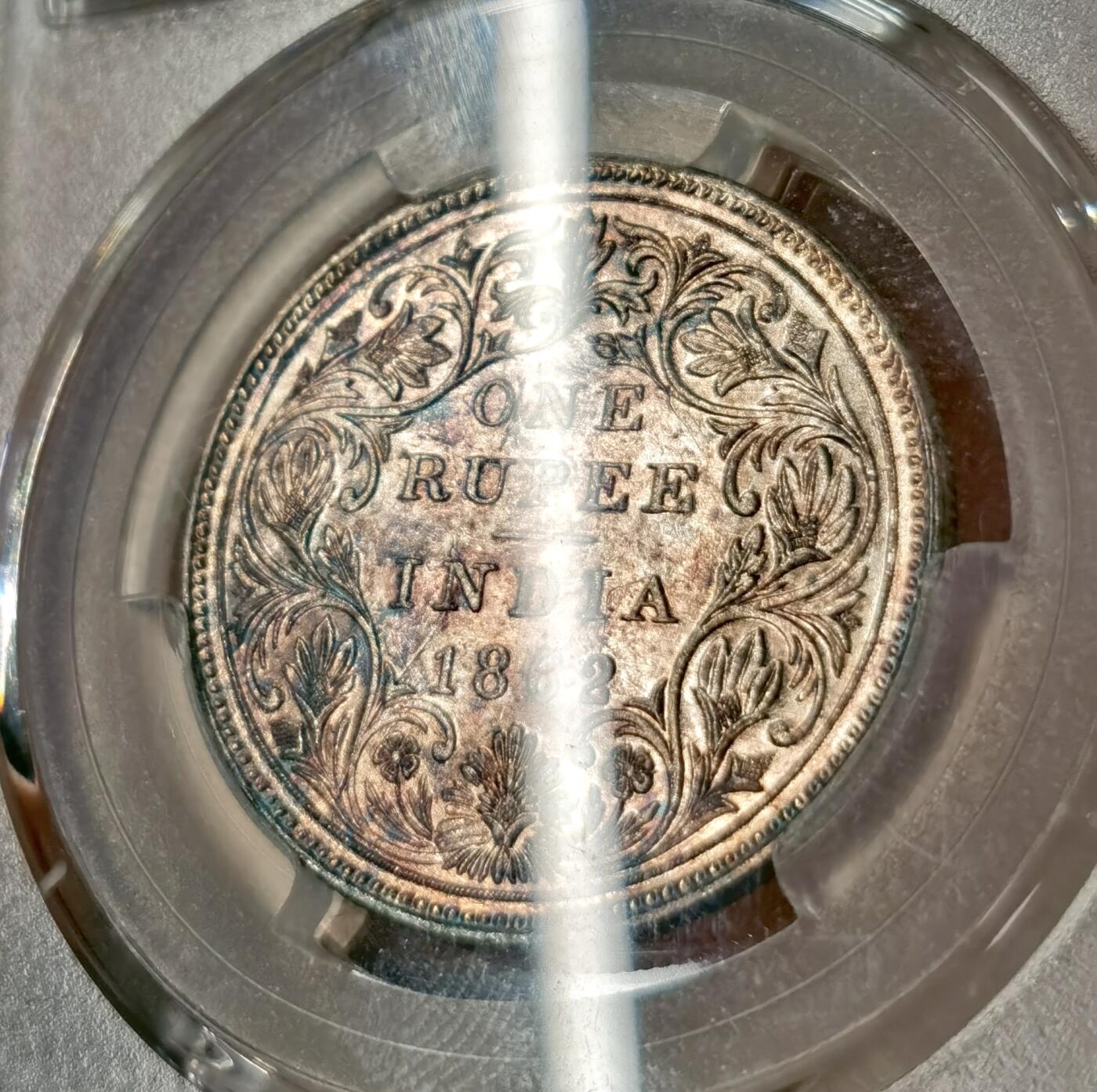 “福币呈祥”新年甄品场（直播拍卖）甄臻铺-世界币章拍卖（第50期），送拍享返佣金等优惠多多 PCGS MS62 1862年英属印度一卢比银币 金虹包浆 背面带一抹孔雀绿彩