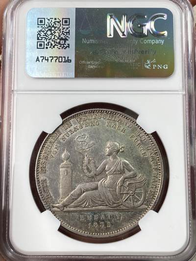 万国钱币拍卖第061期（马年首拍） NGC MS62 1835年德国巴伐利亚路德维希一世纪念巴伐利亚第一条蒸汽铁路开通纪念大泰勒 为了庆祝1835年纽伦堡到菲尔特的德国第一条蒸汽铁路开通 路德维希一世敕令发行此枚历史泰勒加以纪念 象征巴伐利亚的女神扶靠于双翅之轮上 手持墨丘利权杖与月桂花环 女神脚边石柱上的圆锥球是一种计时工具 预示列车准时准点 历史泰勒中的高难罕见品种 原味优雅清灰淡彩极美收藏级
