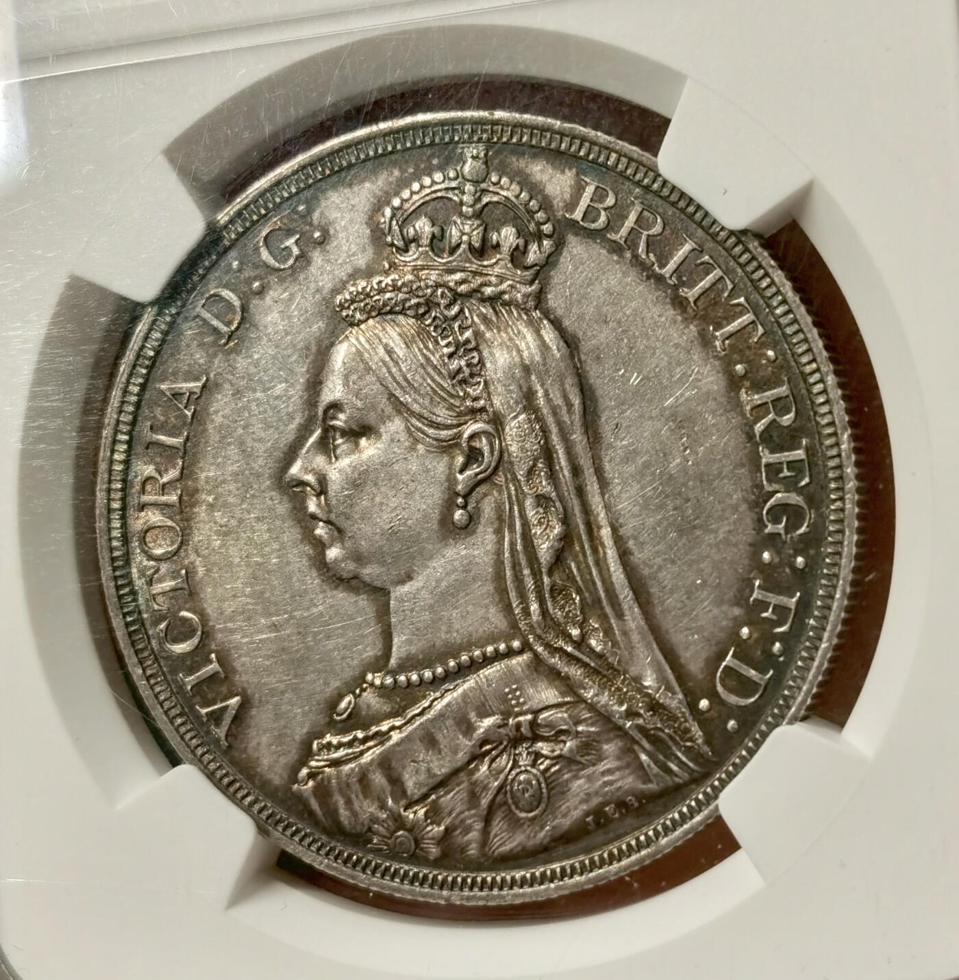 “福币呈祥”新年甄品场（直播拍卖）甄臻铺-世界币章拍卖（第50期），送拍享返佣金等优惠多多 NGC-MS62 英国 1887年 维多利亚一世女王高冠马剑克朗银币，包浆漂亮，深打极美品！