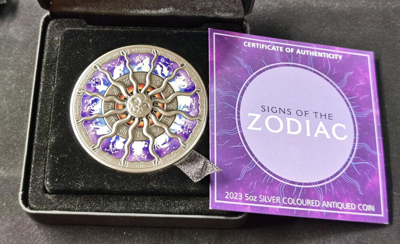 “福币呈祥”新年甄品场（直播拍卖）甄臻铺-世界币章拍卖（第50期），送拍享返佣金等优惠多多 图瓦卢2023年十二星座高浮雕5盎司银币，9999银，全新带原盒证书。珀斯局出品女王头像最后1年，全球发行488枚。中央图案代表着太阳和月亮。波浪光芒将币面分为12个星座区域，每个星座都伴随着其名称和象形文字的铭文。女王纪念正面，采用伊恩·兰克-布罗德利的肖像，附有女王在位的日期。