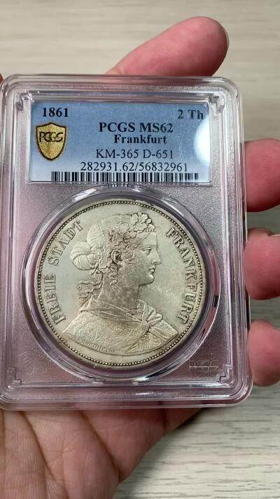 万国钱币拍卖第061期（马年首拍） PCGS MS62 1861年德国法兰克福少女流通2泰勒 清新淡雅包浆 原味十字转光