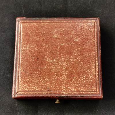 甄臻铺-世界币章拍卖（第51期），送拍享返佣金等优惠多多 - 1891年奥地利维也纳商科学校颁发的银质奖章，直径43毫米，重21.9克，带原装皮盒。正面刻有“DIE WIENER GEMEINDE HANDELSCHULE”，背面“AUSGEZEICHNETEN SCHÜLER Hugo Winkler 1891”，环绕花环装饰，工艺精细，银质，包浆自然