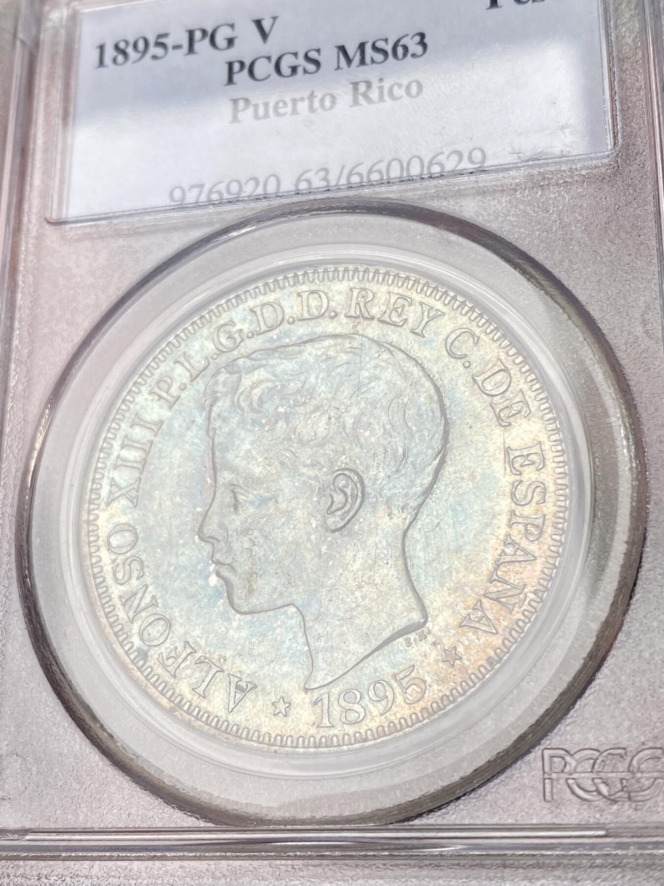 万国钱币拍卖第061期（马年首拍） PCGS MS63 1895年西属波多黎各阿方索十三世1比索大银 难得一见的后期西属大银品种 极美孔雀绿五彩裹身 PCGS古董老白盒顶级状态 22年HA同分成交价9000美金