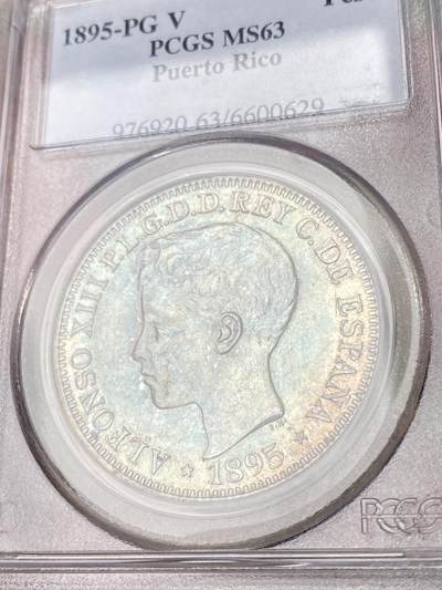 万国钱币拍卖第061期（马年首拍） PCGS MS63 1895年西属波多黎各阿方索十三世1比索大银 难得一见的后期西属大银品种 极美孔雀绿五彩裹身 PCGS古董老白盒顶级状态 22年HA同分成交价9000美金