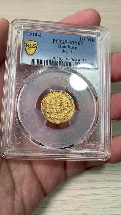 万国钱币拍卖第061期（马年首拍） PCGS MS67 1913年德国汉堡双狮护盾长翅流通10马克金币 经典自由市名品 高难年份 仅发行5万枚左右且流通充分 PC一共只有3枚MS记录 此枚为唯一统治级冠军分 亚军就是64 丝绸金光全深打双狮护盾 无法超越的天花板级金马克藏品3.98g 900金