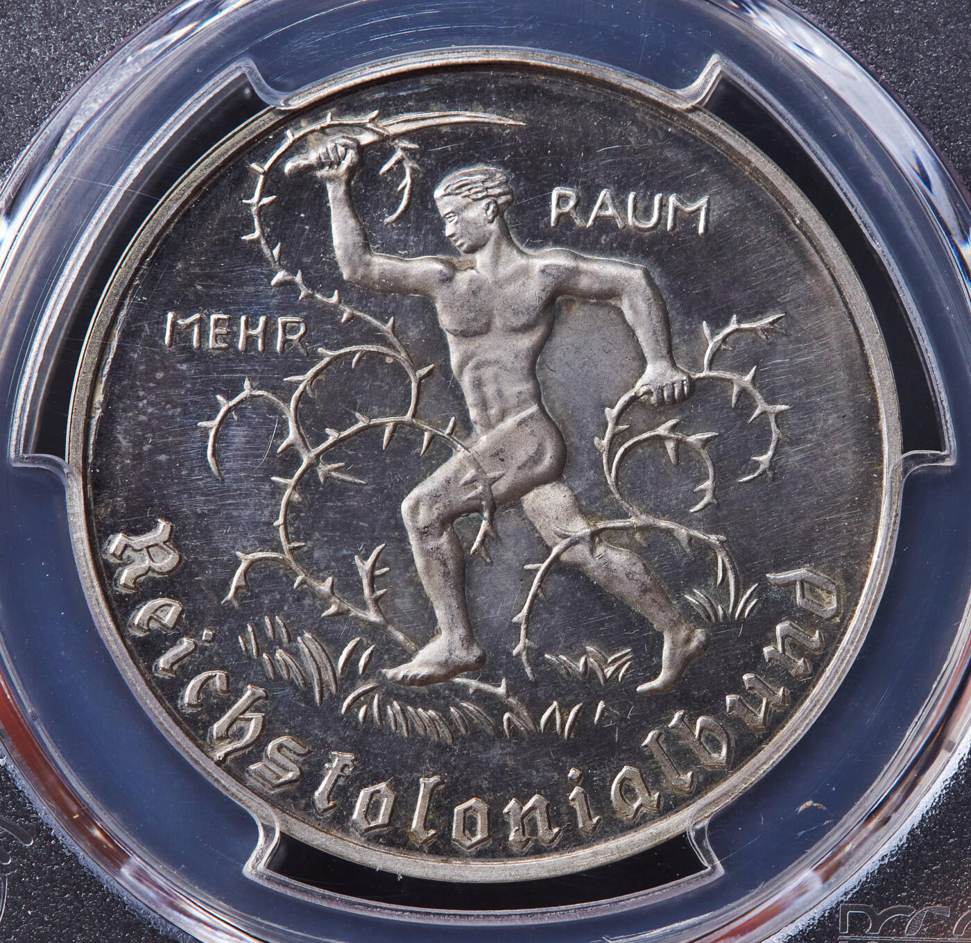 【俄甄集藏】马年新春第一拍 2026年(048)02-25星期三 晚 19:30 全场包邮 德国第三帝国1933年纪念开拓殖民地50周年银章，PCGS SP63，背面地名包含德占青岛（1897年德国强占胶州，德国第一块殖民地是1883年德属西南非洲，今纳米比亚共和国境内），经典品种，类精制底板