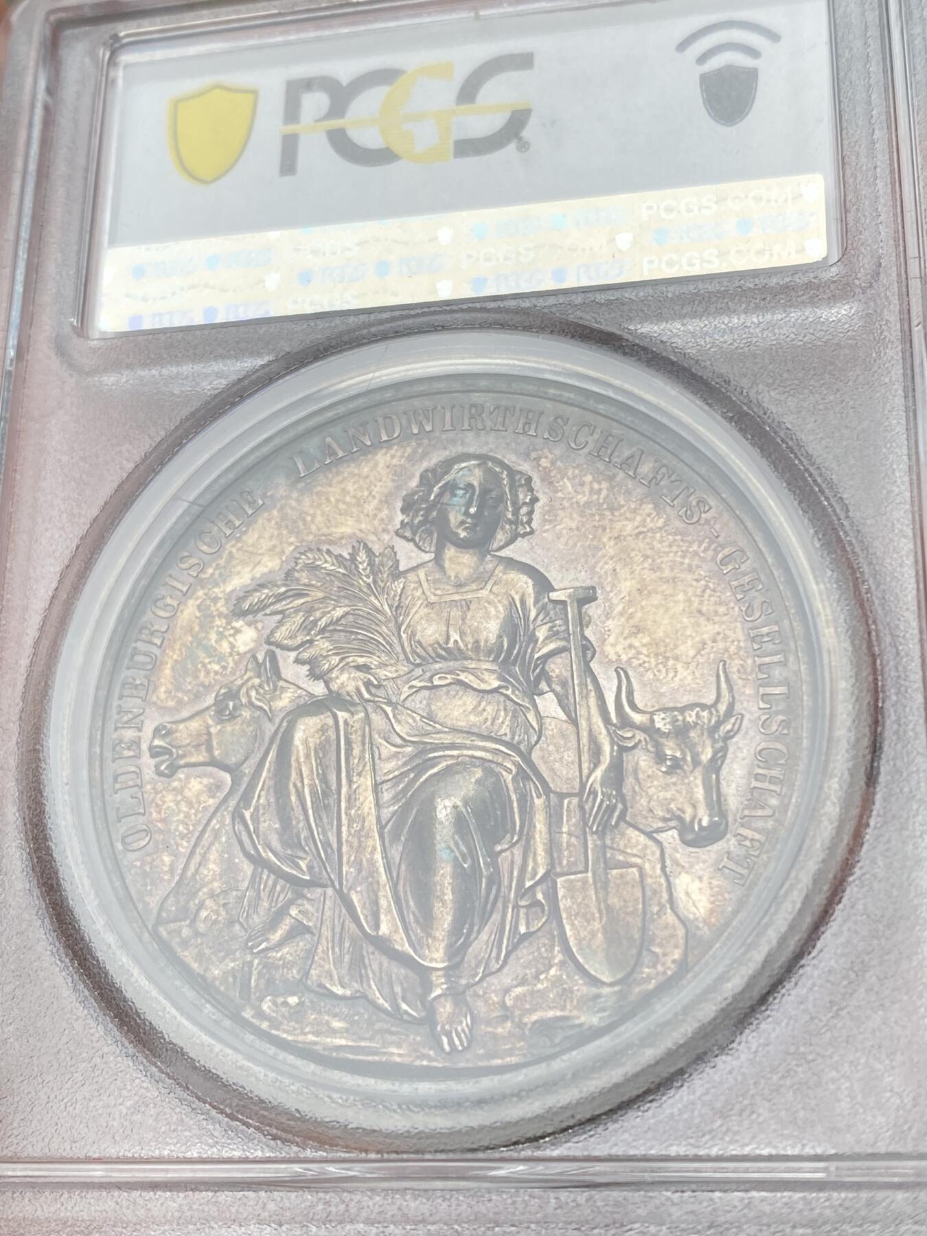 万国钱币拍卖第061期（马年首拍） PCGS SP63 1868年德国奥尔登堡大公国纪念奥尔登堡农业协会成立50周年大银章 正面奥尔登堡大公彼得·弗里德里希·路德维希与王后尼古拉斯·弗里德里希·彼得高浮雕侧相 背面农业女神端坐在中央 超高浮雕原味淡彩极美 罕见小邦品种收藏级品质 PC唯一亚军更高仅一枚