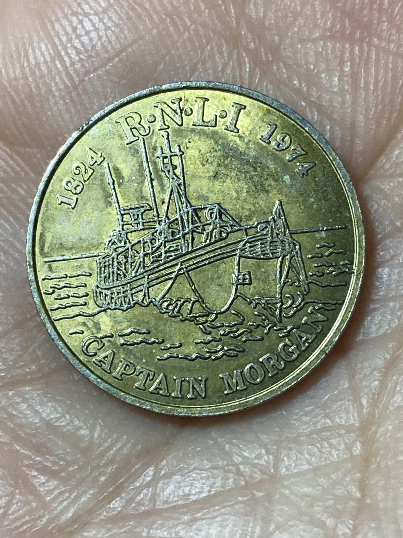 2026年第二十四场(总第一百九十三场）外国好品散币场(免佣金) 英国🇬🇧1974年英国皇家全国救生艇协会成立150周年纪念章(一面是救生艇“Captain Morgan”号在海浪中航行的图案，另一面刻有1838年因英勇救援沉船幸存者而闻名的英国女英雄“GRACE DARLING”)