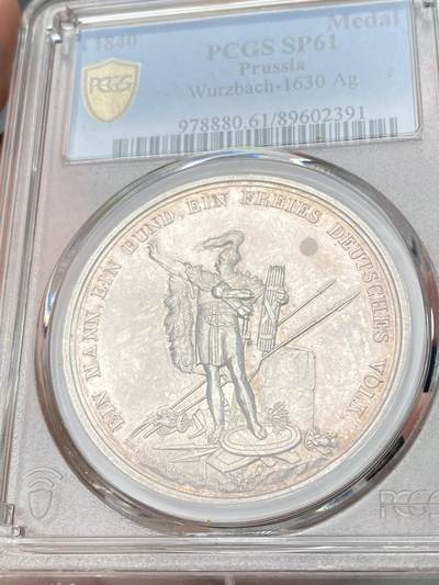 万国钱币拍卖第061期（马年首拍） PCGS SP61 1840年德国日耳曼英雄阿米尼乌斯战胜罗马军团纪念大银章 顶级欧陆浅淡彩虹彩均匀环绕 37个邦国盾徽环绕 PCGS唯一亚军分 40.87mm 21.86g 日耳曼部落切鲁斯克人军事领袖阿米尼乌斯在公元9年条顿堡森林战役中伏击全歼了罗马三个军团 是日耳曼民族历史上的重要英雄 21年昆克裸章成交价约合人民币一万元