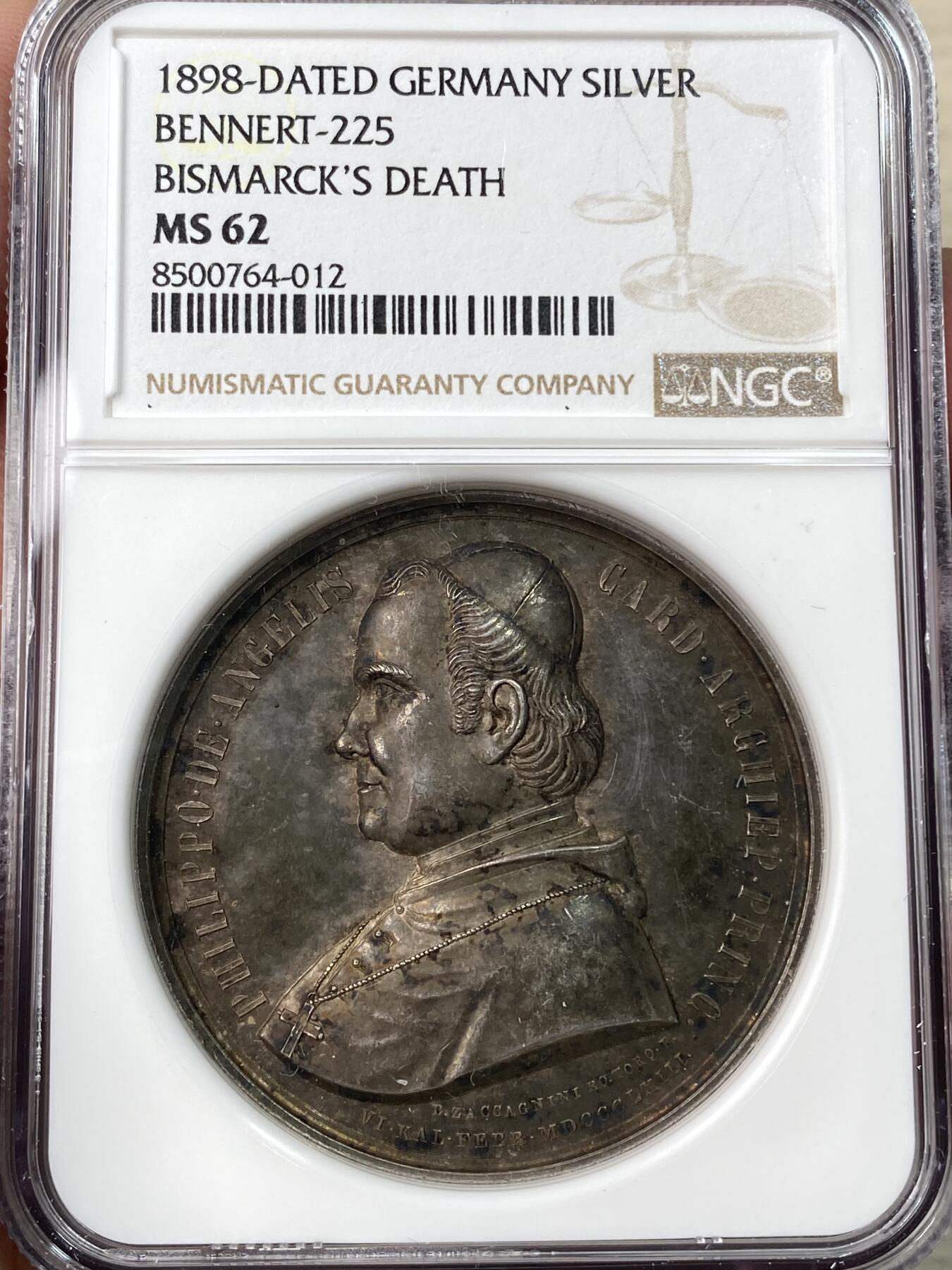 万国钱币拍卖第061期（马年首拍） NGC MS62 1863年梵蒂冈教皇国庇护九世纪念菲利波·德安杰利斯红衣主教在都灵的流放与被囚禁大 目录标注RR珍稀品种 背面拟人化的教皇国女神站在雄狮面前 完全不输“安娜与狮子”的顶级设计感 高浮雕极美孔雀蓝与晚霞彩渐变式七彩包浆 顶级收藏级品质 NGC标签错标为俾斯麦逝世