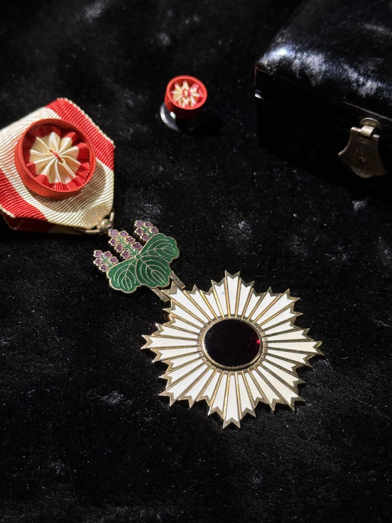 欢庆春节！戎马世界章牌大赏第111期春节大拍 勋四等旭日章，金字盒