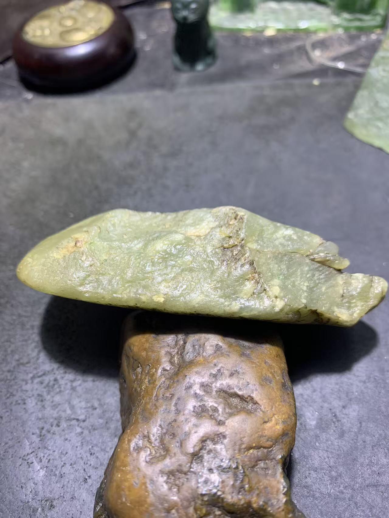 新疆戈壁风化纹和田玉青玉原石一颗，